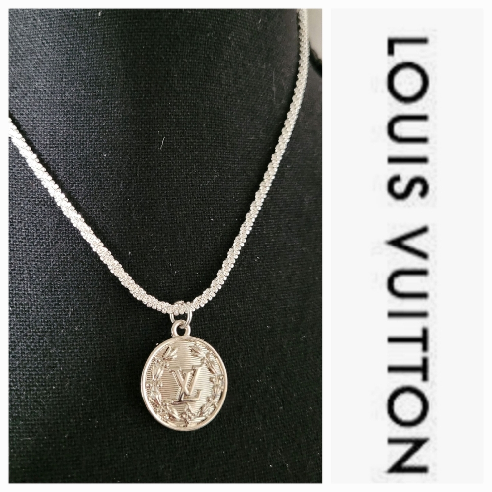 LOUIS VUITTON Pendant Necklace